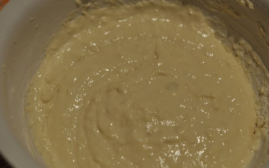 1. Этап. Быстрая пицца на кефире: 4. Осталось влить чуточку растительного масла без запаха и добавить просеянную муку. Замесите тесто без комочков и с однородной консистенцией.