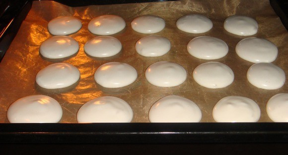 1. Этап. Безе без яиц на воде: Противень застелите бумагой для выпечки. Ложкой выкладываем массу на противень, формируя безе. Выпекаем 1,4 час, температура 100 градусов.