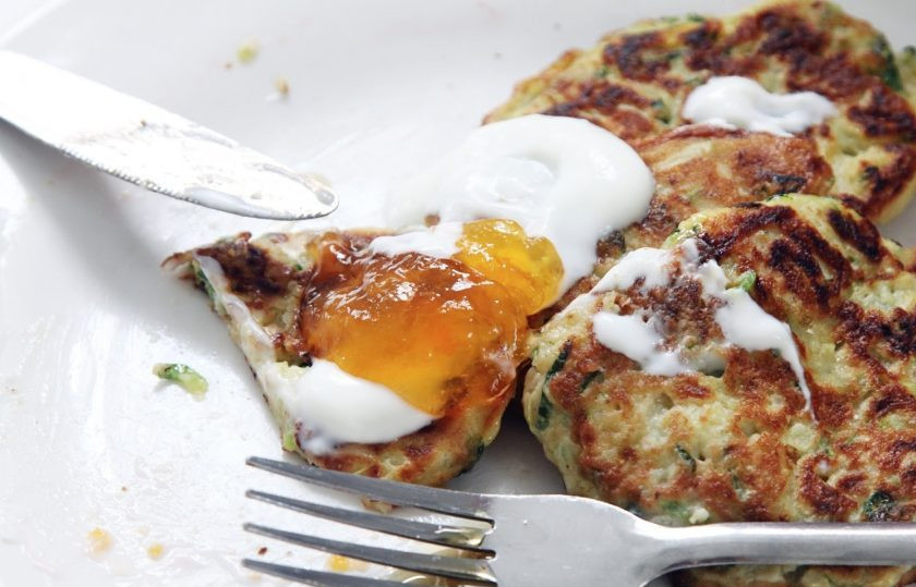 1. Этап. Оладьи из кабачка: 6. Подавайте оладьи со сметаной и абрикосовым джемом.