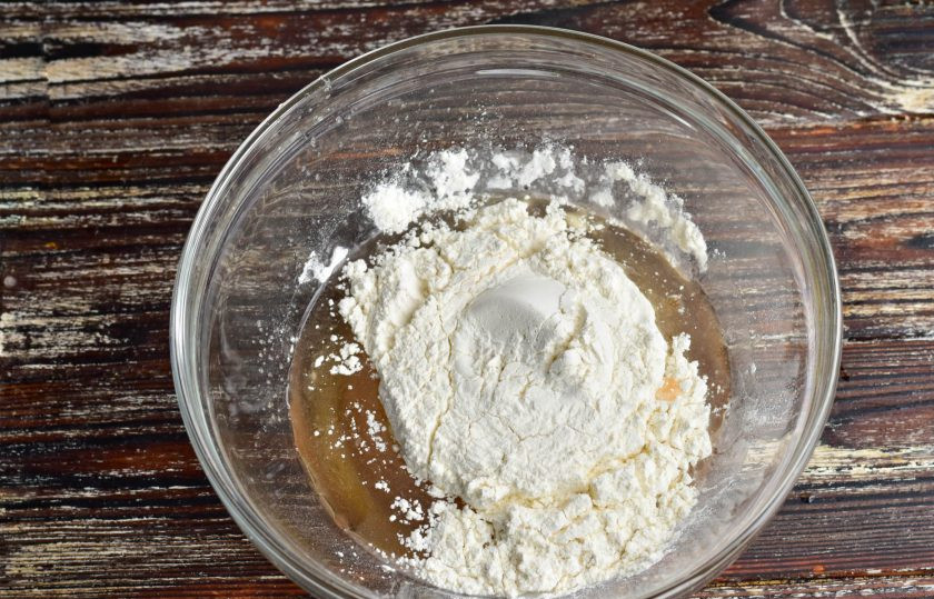 1. Этап. Печенье Студенческое: Добавьте муку.