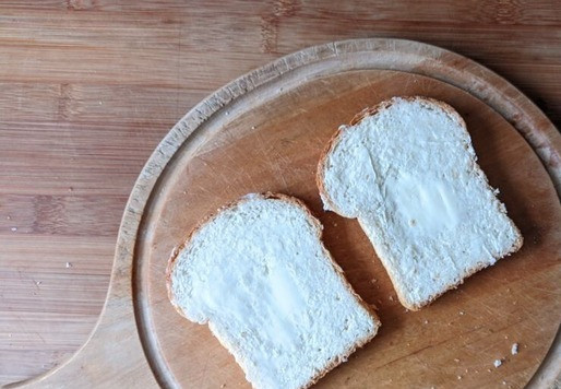 1. Этап. Сэндвич Брайбриджи: Мягкое сливочное масло намазываем с одной стороны тостового хлеба.