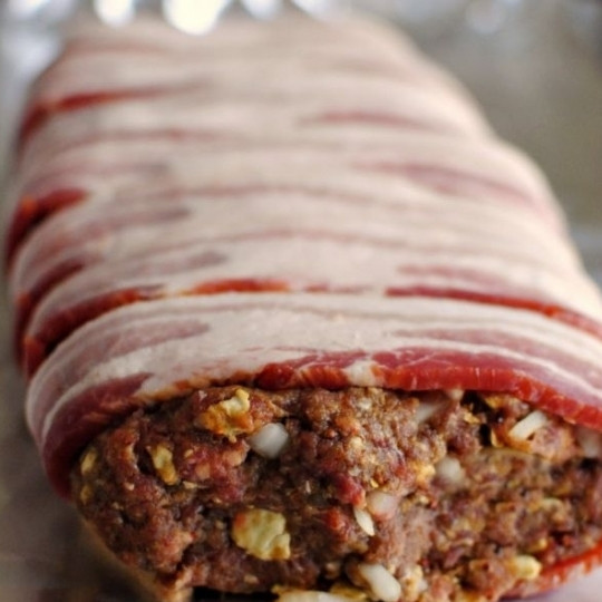 1. Этап. Классический мясной рулет: Фарш перемешиваем и равномерно выкладываем на тонко нарезанные и плотным слоем уложенные ломтики бекона. Заворачиваем фарш ломтиками бекона, выкладываем получившийся рулет швом вниз на противень.