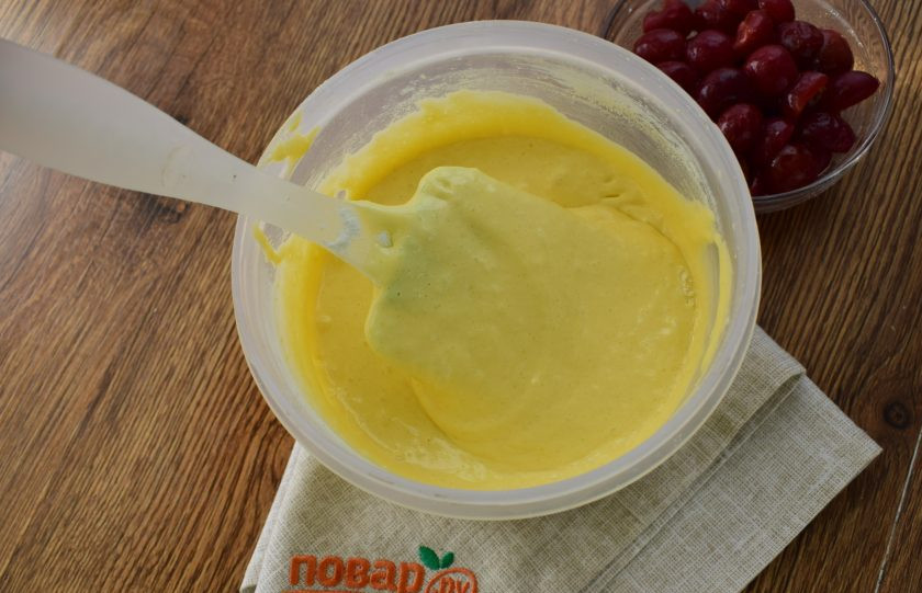 1. Этап. Капкейки с вишней и взбитыми сливками: Введите просеянную муку в 2-3 приема, аккуратно перемешивая лопаткой снизу вверх.