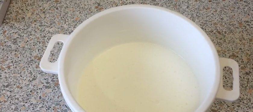 1. Этап. Мороженое пломбир с агар-агаром: 3. Блендером или миксером взбейте массу, вылейте в посуду для замораживания, накройте крышкой и поставьте в морозилку. Через 30 минут достаньте массу и перемешайте, снова отправьте в морозилку на 30 минут.