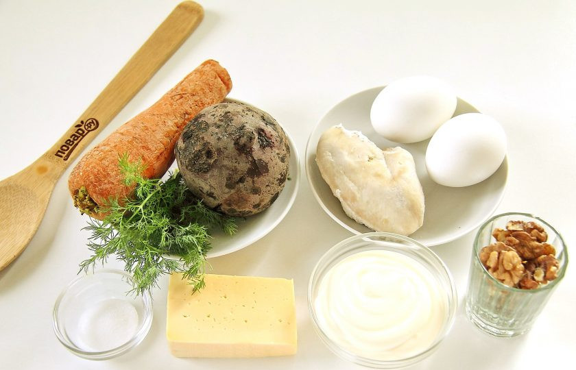 1. Этап. Салат Генеральский классический: Отварите указанное количество яиц, свеклы, морковь и мясо до готовности и остудите. После того как все сваренные ингредиенты остыли, приступаем к формированию салата.