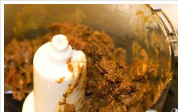 1. Этап. Классическое куриное карри: Как только всё остынет, переложите всё в кухонный комбайн и измельчите до однородной массы.