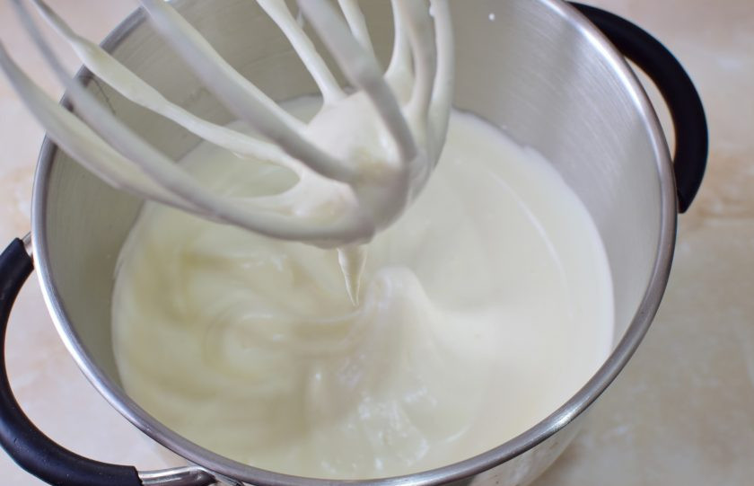 1. Этап. Бисквитный рулет с кремом из сливок: Взбейте яйца в пышную, светлую массу.