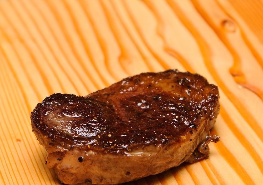 1. Этап. Стейк из говядины в духовке: 5. Достаньте стейк из духовки и выложите на разделочную доску, оставьте на 7-10 минут.