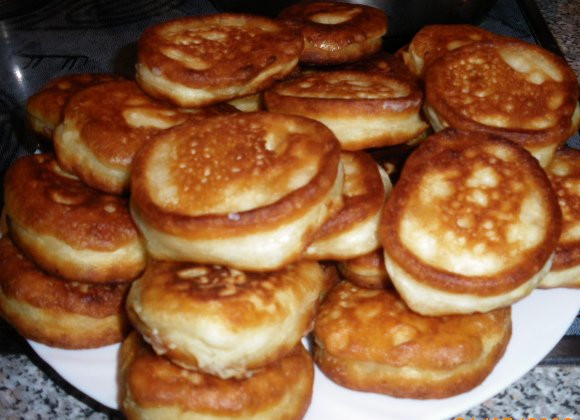 1. Этап. Торт Черепаха на сковороде: 2. Теперь на чуть смазанной маслом сковороде выпекаем оладушки. Я еще добавила разрыхлитель, поэтому они тут такие пышные.