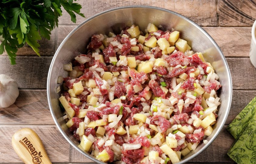 1. Этап. Эчпочмак без дрожжей: Хорошо всё перемешайте. Начинка готова.