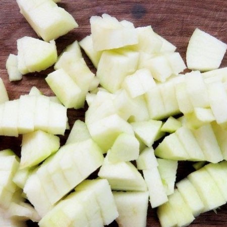 1. Stage. Snack Sushi Cake: Peel and chop apples.