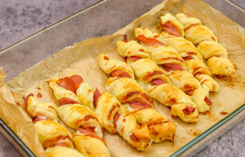 1. Этап. Слоеные палочки с сыром и беконом: Слоеные палочки с сыром и беконом готовы к подаче.