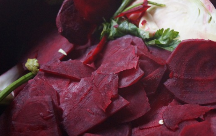 1. Этап. Капуста по-грузински со свеклой: Необходимо выкладывать овощи слоями, в конце - свекла.