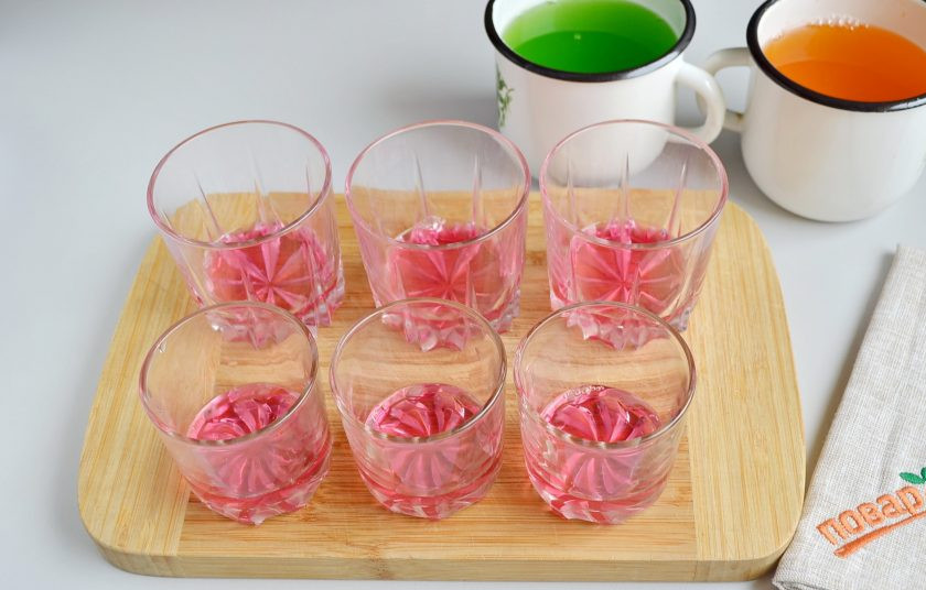 1. Этап. Слоеное желе в стаканчиках: 4. Возьмите стаканчики, чистые и сухие. Необходимое количество тары легко посчитать, нужно сложить всю жидкость и разделить на объем ваших стаканов. По две столовых ложки налейте в стаканы. Охладите.