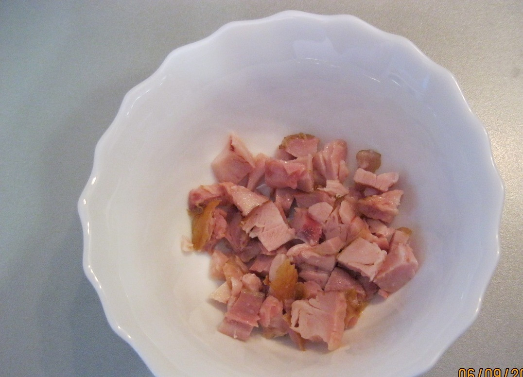 1. Stage. Salad Banquet: Salad is placed in salad bowls portion by portion in layers. 1st layer: chopped smoked ham.