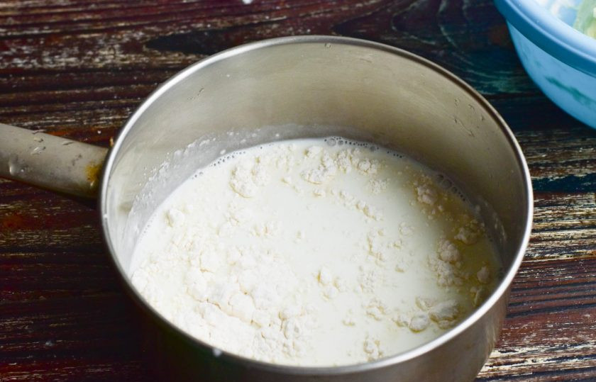 1. Этап. Тарталетки с бананом: В ковш влейте молоко, добавьте оставшийся сахар и 1 ст. ложку муки.