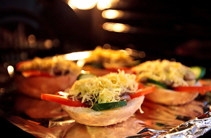 1. Этап. Бутерброды с шампиньонами и сыром: Далее нам нужно минут на 7-10 поставить бутерброды в разогретую до 200 градусов духовку.