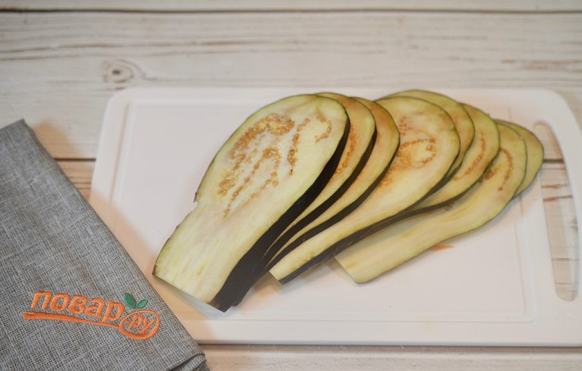 1. Этап. Рулетики из баклажанов с беконом: 1. Баклажаны помойте и нарежьте пластинами ломтиками вдоль.