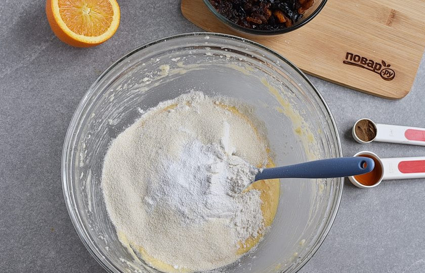 1. Этап. Рождественский кекс: Смешайте муку, разрыхлитель, соль и манную крупу.