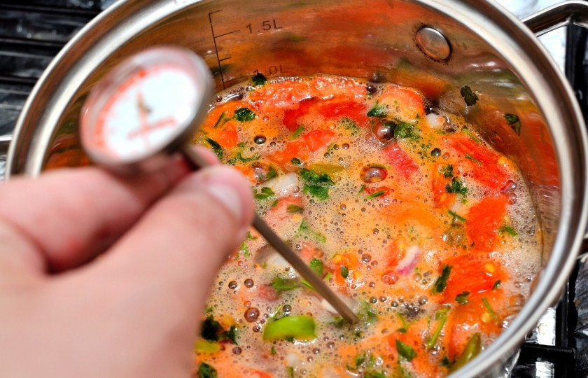 1. Этап. Соус сальса на зиму: Соус сальса на зиму должен достигнуть температуры 80-85 градусов. Воспользуйтесь градусником чтобы убедиться в этом. Варите его около 15-20 минут. Можете и дольше.