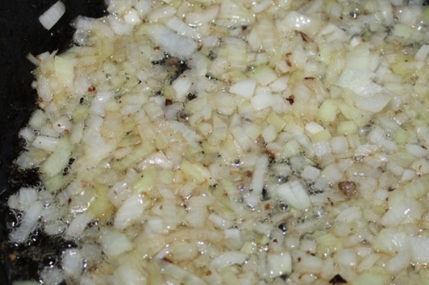 1. Этап. Гуляш из баранины в мультиварке: Лук и лук-порей измельчите и обжарьте в чаше мультиварки на растительном масле.