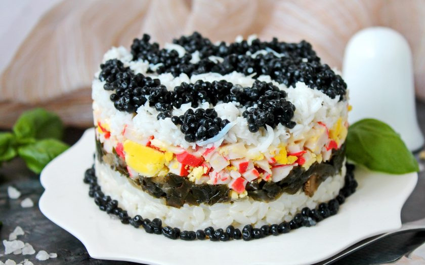 1. Этап. Салат Черное море: Аккуратно снимите кольцо, украсьте икрой низ салата и уберите в холодильник от 30 минут до одного часа, чтобы слои объединились.