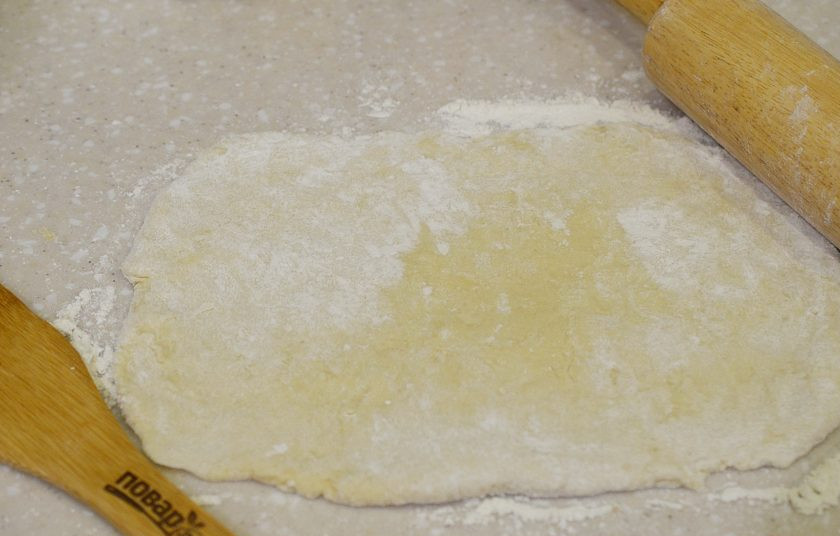 1. Этап. Лепешки сырные на сковороде: 5. Тесто раскатайте толщиной 3 мм.