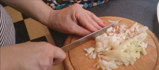 1. Этап. Плов из окорочков: 3. Нарезаем лук (мелко) и отправляем на сковороду, но только тогда, когда окорочка обжарятся с двух сторон.