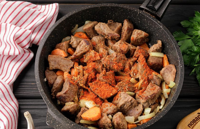 1. Этап. Говядина с зелёным горошком: Затем добавьте соль и специи по вкусу, у меня паприка и смесь для мяса.