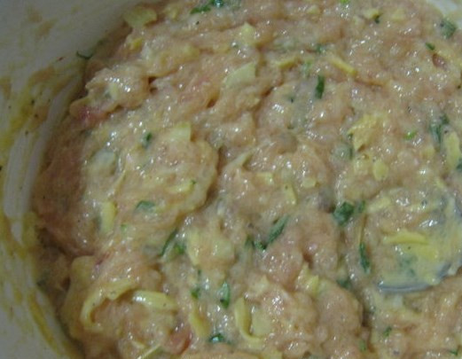 1. Этап. Нежные котлеты из фарша: Хорошенько перемешайте.