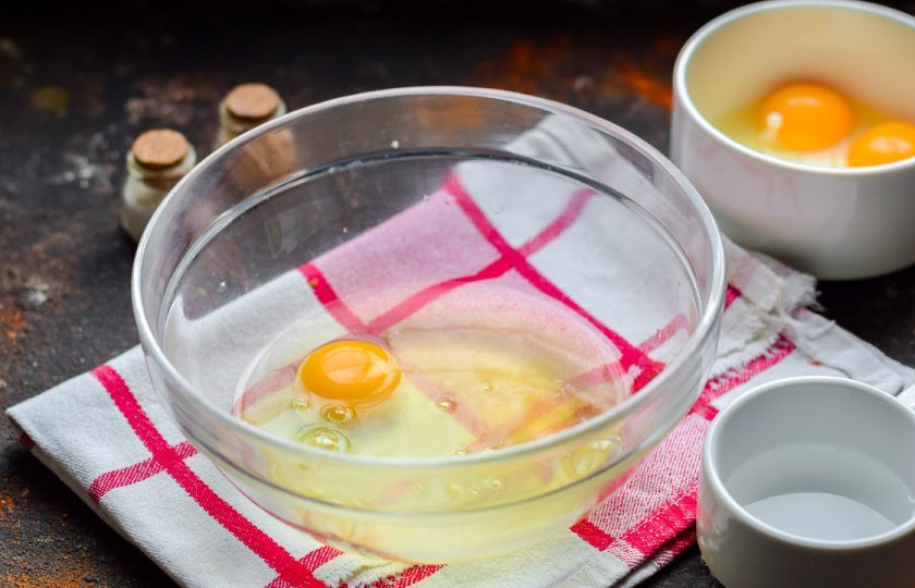 1. Этап. Омлет по Дюкану: Следом влейте несколько ложек воды.