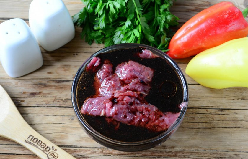 1. Этап. Мясные роллы, фаршированные овощами: Залейте полученным маринадом мясо, накройте пищевой пленкой и отправьте в холодильник на 1 час.