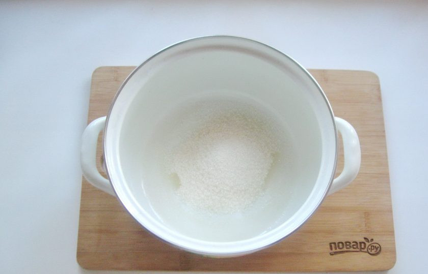 1. Этап. Яблочный компот с корицей: В кастрюлю насыпьте сахар.