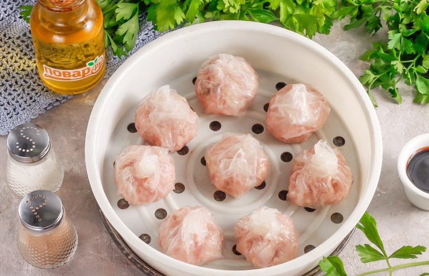 1. Этап. Мясные шарики в рисовой бумаге Димсам: Смажьте дно пароварки или емкости для приготовления на пару растительным маслом, выложите шарики в рисовой бумаге на равном расстоянии друг от друга. Отварите на пару 20 минут, но не более.