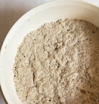 1. Этап. Ржаные булочки  Быстрые: Через 1,5 часа тесто увеличилось в три раза. Посмотрите, какое оно 