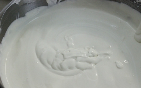 1. Этап. Торт Сметанник на скорую руку: 5. С кремом тоже все довольно просто. Пока выпекаются коржи, взбейте до однородности сметану со сгущенкой и ванилином.