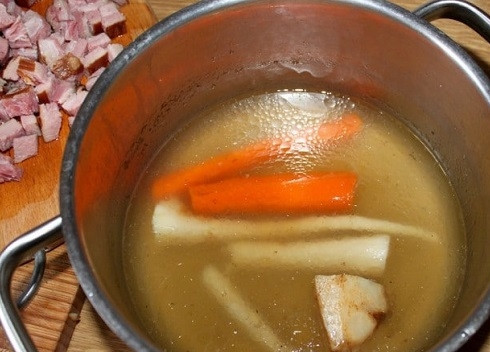 1. Этап. Суп гороховый с копченостями: Овощи из бульона можно выбросить, а можно измельчить блендером.