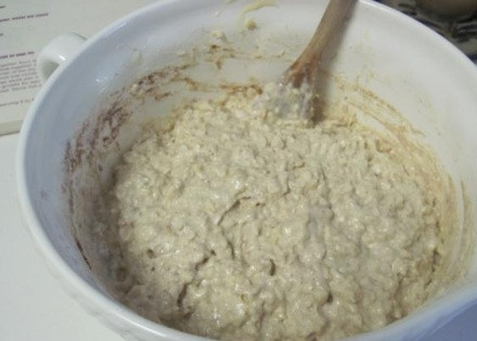 1. Этап. Котлеты из овсяных хлопьев: Вливаем взбитое яйцо в миску к овсяным хлопья, добавляем лук, соль и перец, тщательно перемешиваем.