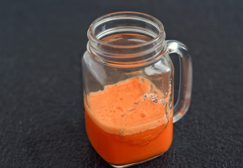 1. Этап. Морковный фреш: Выжмите из моркови сок с помощью соковыжималки.