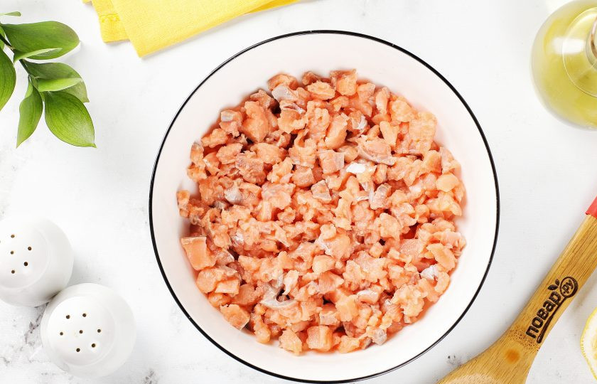 1. Этап. Котлеты из горбуши с лимоном и рисом: Горбушу разделайте на филе и мелко порубите ножом.