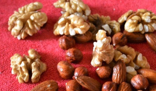 1. Этап. Закуска Рафаэлло: Орехи промыть и обсушить.