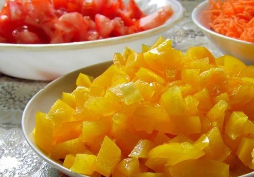 1. Этап. Вкусные горшочки со свининой: Перец вымойте, очистите от семян. Нарежьте небольшими кубиками. Вы можете взять разные цвета перцев: зеленый, желтый, красный. Тогда блюдо будет выглядеть красивее.