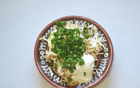 1. Этап. Картофель в заливке: 5. Посолите, поперчите, добавьте измельченную зелень.