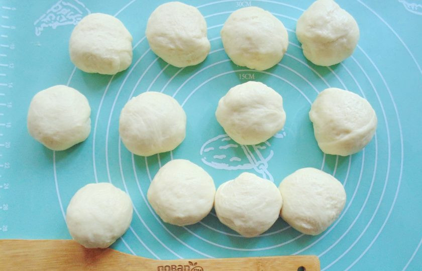 1. Этап. Дрожжевые рогалики с вишней: Подошедшее тесто разделите на шарики весом 70-75 грамм.