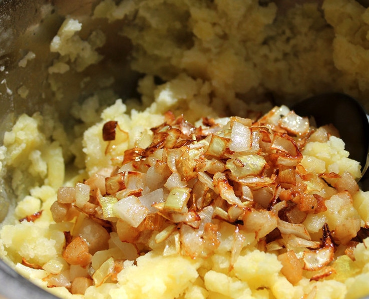 1. Этап. Картофельное пюре с жареным луком: Обжаренный лук добавьте в кастрюлю с пюрированным картофелем. Растительное масло, которое осталось в сковороде после обжаривания лука, также слейте в пюре. Всё хорошо перемешайте и подавайте к столу в горячем виде.