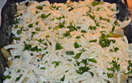 1. Этап. Куриная грудка с картофелем: 10. Натрите на крупной терке моцареллу и добавьте немного рубленой петрушки.