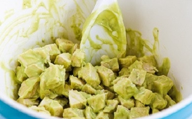 1. Этап. Салат с бобами и курицей: 7. Выложите к ней половину соуса, всё как следует перемешайте.