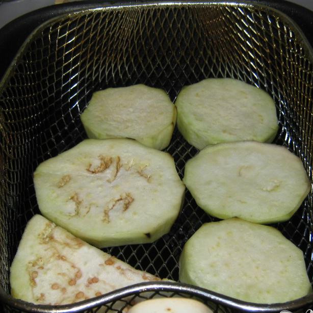 1. Этап. Имам: Выложите баклажаны на сито и добавьте немного соли. Дайте постоять 10 минут. Далее, оботрите сухой салфеткой и прожарьте до золотистого цвета. Затем выложите на полотенце, что бы оно впитало излишки масла.