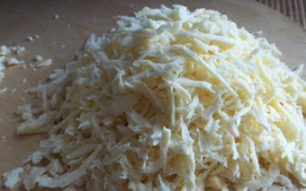 1. Этап. Говядина с овощами и грибами: Для приготовления нашего блюда можно брать любой твердый сыр. При помощи средней терки измельчаем наш ингредиент и сразу же после этого перекладываем сырную стружку в свободную тарелку.