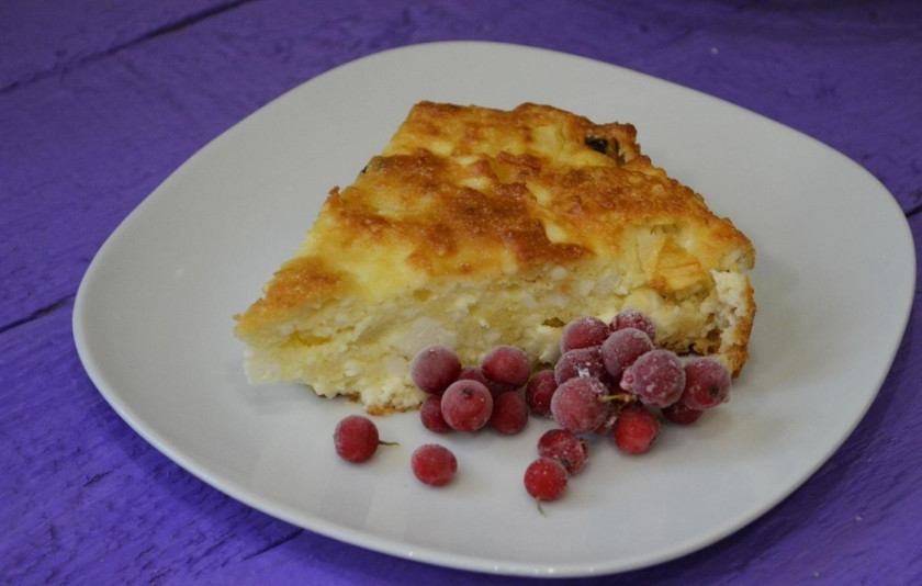 1. Этап. Пышная творожная запеканка с яблоками: 7. Готовую запеканку сразу не достаю из формы, даю немного остыть, а уже потом нарезаю кусочками и подаю.